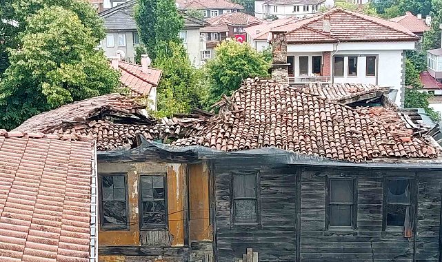 Tarihi binanın çatısı sağanak yağış sonrası çöktü
