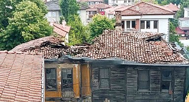 Tarihi binanın çatısı sağanak yağış sonrası çöktü