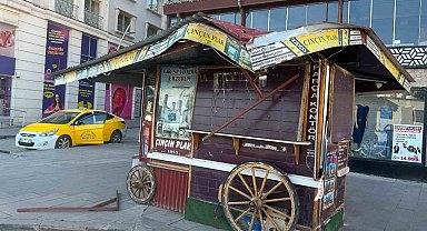 Tarihi büfe otobüs çarpmasıyla hasar gördü