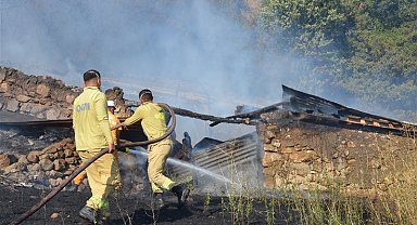 Taşova'da ağıl, samanlık ve 2 bağevi yandı