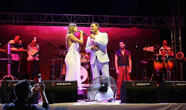 Tavas'ta Zeybek, Kültür ve Sanat Festivali'nde Rafet El Roman rüzgarı esti