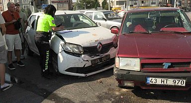 Tavşanlı'da iki otomobil kavşakta çarpıştı: 1 yaralı