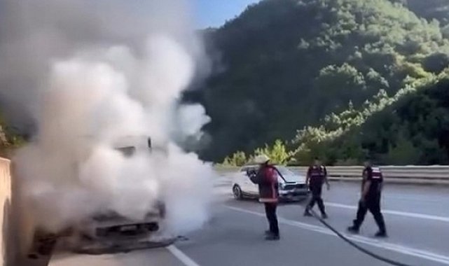 Tavuk taşıyan kamyonet hareket halindeyken yandı