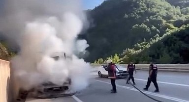 Tavuk taşıyan kamyonet hareket halindeyken yandı