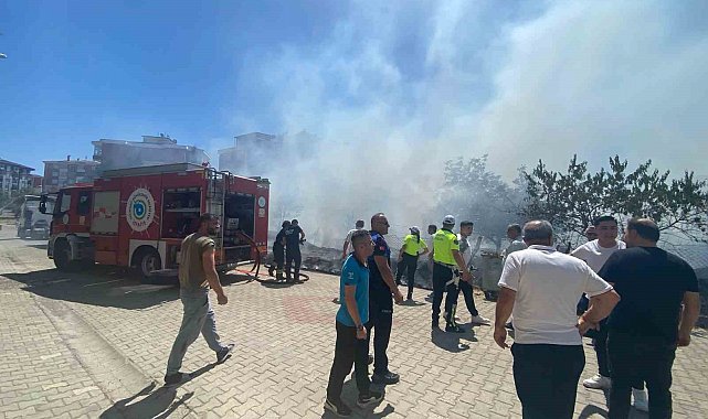 Tekirdağ'da arazide başlayan yangın araçlara sıçradı