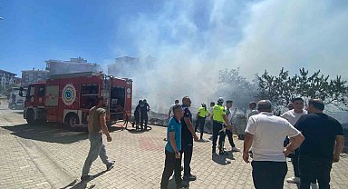 Tekirdağ'da arazide başlayan yangın araçlara sıçradı