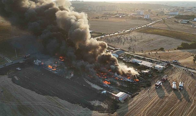 Tekirdağ'da geri dönüşüm tesisinde yangın: Dumanlar gökyüzünü kapladı