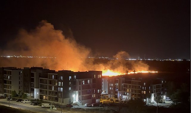 Tekirdağ'da korkutan yangın: Alevler geceyi aydınlattı