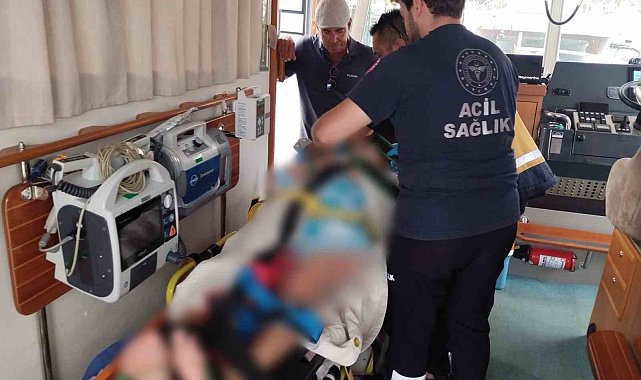 Tekneden düşen turist hastaneye kaldırıldı