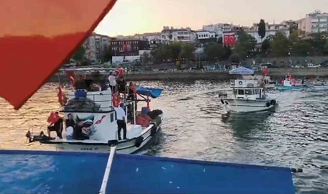 Tekneler denizde konvoy yaptı