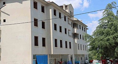 Terk edilen Günyüzü'ndeki eski belediye binası çocuklar için adeta tuzak
