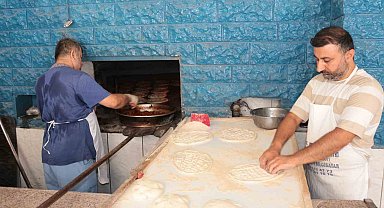 Termometrelerin 55 dereceyi bulduğu Cizre'de, fırın ustaları 80 derecede ekmek üretiyor