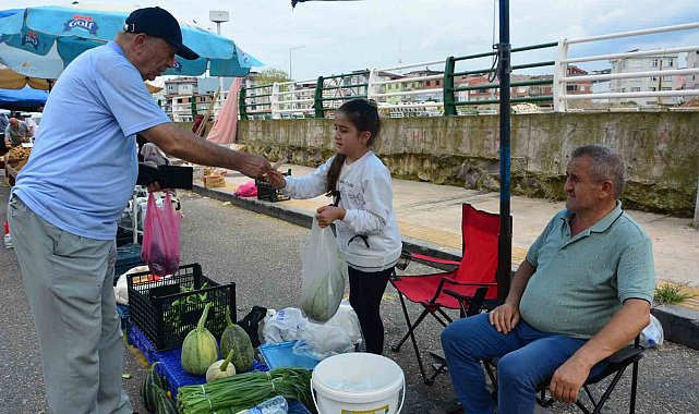 Tezgahların en küçük pazarcısı: 10 yaşındaki Azra, hasta babasının eli ayağı oldu