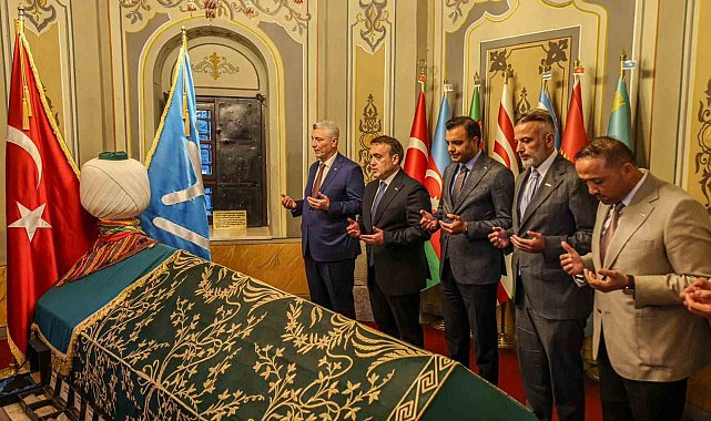 Ticaret Bakanı Bolat, Ertuğrul Gazi Türbesi'ni ziyaret etti