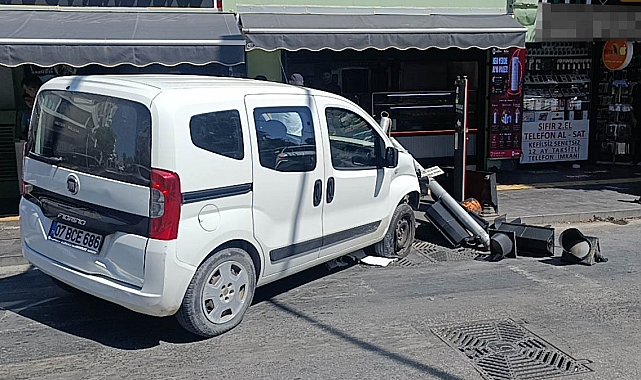 Ticari taksiyle çarpışan hafif ticarinin iş yerine girmesini trafik lambaları önledi