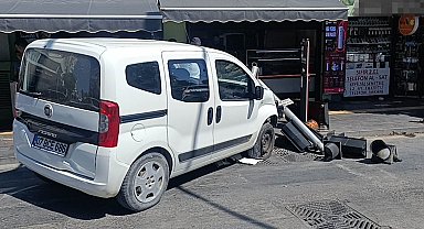 Ticari taksiyle çarpışan hafif ticarinin iş yerine girmesini trafik lambaları önledi