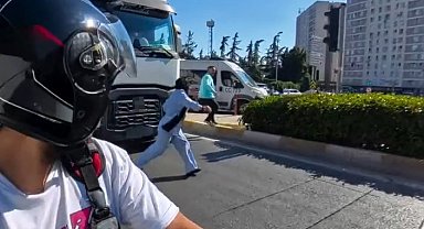Tırın önünden geçmeye çalışan kadın ölümden son anda kurtuldu
