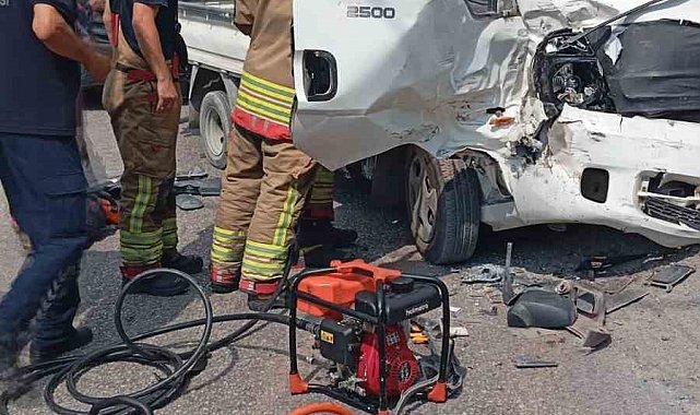 Tırla çarpışan kamyonet hurdaya döndü: 3 yaralı