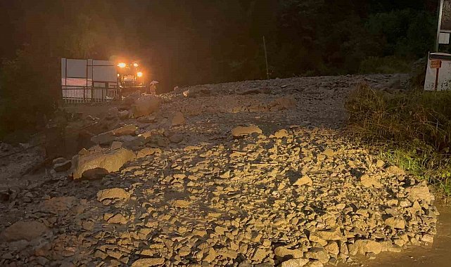Trabzon'da aşırı yağış dereyi taşırdı, yol ulaşıma kapandı
