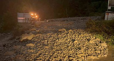 Trabzon'da aşırı yağış dereyi taşırdı, yol ulaşıma kapandı