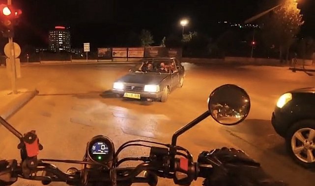 Trafikte akıl almaz görüntü: Araçlara aldırmadan tersten yoluna devam etti