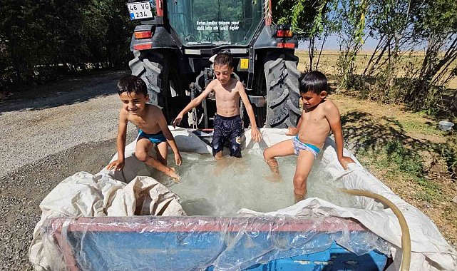 Traktörün arkasına bağlanan sepette serinleme keyfi