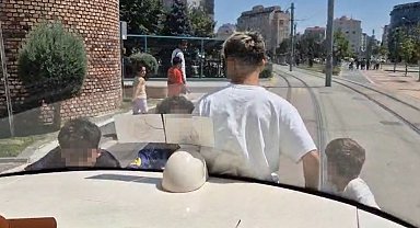 Tramvayın arkasına asılan çocukların tehlikeli yolculuğu