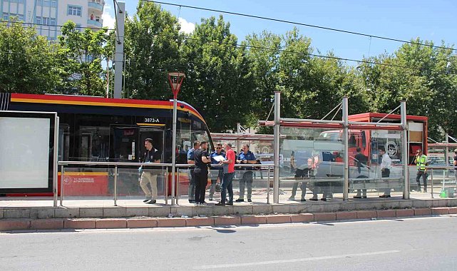 Tramvayın çarptığı genç kadın ağır yaralandı