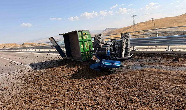 Tunceli'de gübre yüklü traktör devrildi: Kaza anı kamerada