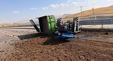 Tunceli'de gübre yüklü traktör devrildi: Kaza anı kamerada