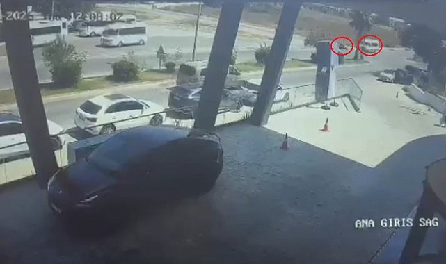 Tur minibüsü ile motosiklet çarpıştı: 1 yaralı