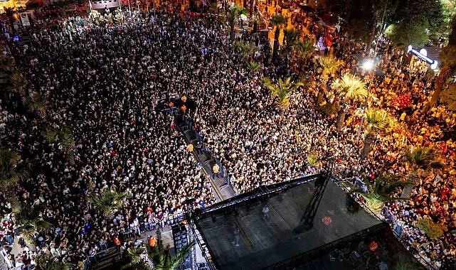 Turgutlu'da binlerce kişi Ece Mumay'la coştu