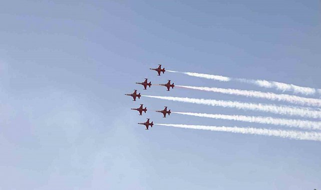 Türk Yıldızları, 30 Ağustos'ta Zafertepeçalköy semalarını renklendirdi