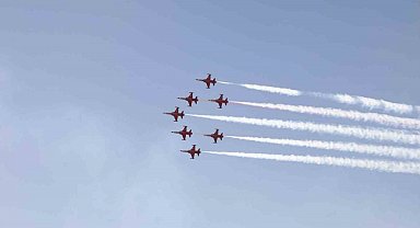 Türk Yıldızları, 30 Ağustos'ta Zafertepeçalköy semalarını renklendirdi