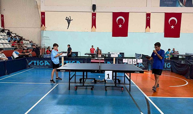 Türkiye'nin genç masa tenisçileri Hopa'da şampiyonluk için yarışıyor
