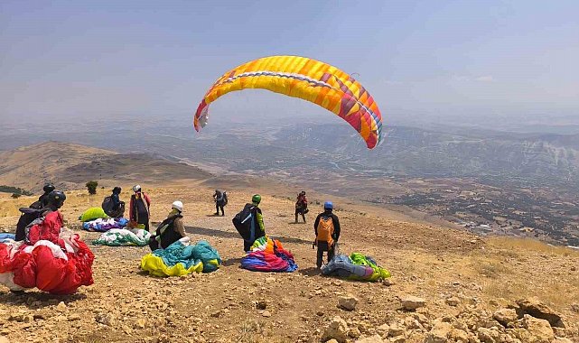 Tut'un termalleri paraşütçüleri gökyüzünde tuttu