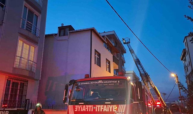Ümraniye'de 5 katlı binanın çatısında çıkan yangın paniğe neden oldu