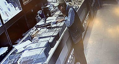 Umre parasını kuyumcunun dikkati sayesinde kurtardı