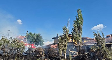 Uşak'ta çıkan ev yangında ev kullanılmaz hale geldi