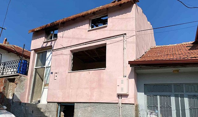 Uşak'ta metruk yapılar yıkılıyor