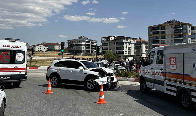 Uşak'ta otomobil ile cip çarpıştı: 3 yaralı