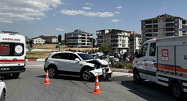 Uşak'ta otomobil ile cip çarpıştı: 3 yaralı