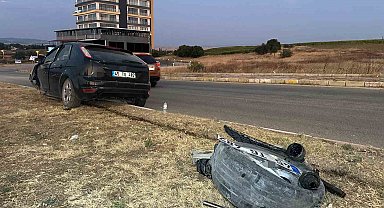 Uşak'ta otomobil refüje çıktı: 2 yaralı