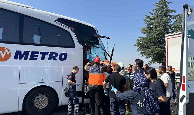 Uşak'ta yolcu otobüsünün kamyona arkadan çarptığı kazada ağır yaralanan muavin hayatını kaybetti
