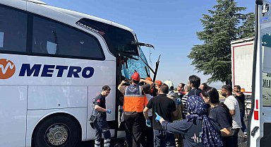 Uşak'ta yolcu otobüsünün kamyona arkadan çarptığı kazada ağır yaralanan muavin hayatını kaybetti