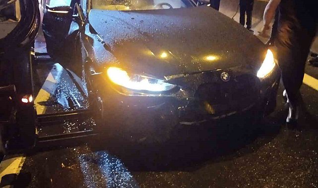 Üsküdar'da üç aracın karıştığı zincirleme trafik kazasında 4 kişi yaralandı.