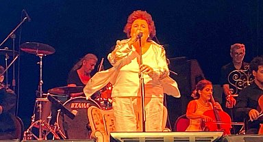 Usta sanatçı Selda Bağcan'a 50 bin kişilik dev koro