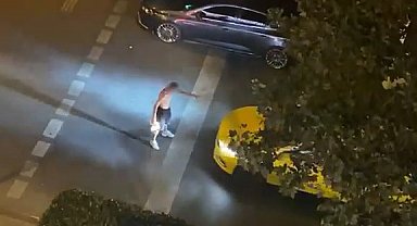 Uyuşturucu kullandığı iddia edilen şahıs evleri taşladı