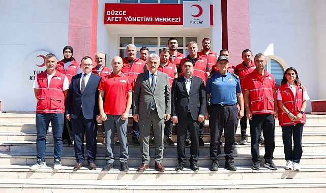 Vali Makas Kızılay afet merkezine inceledi