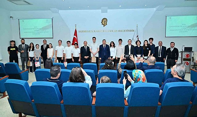 Vali Yılmaz, YKS ve LGS'de tam puan alan öğrencilerle bir araya geldi